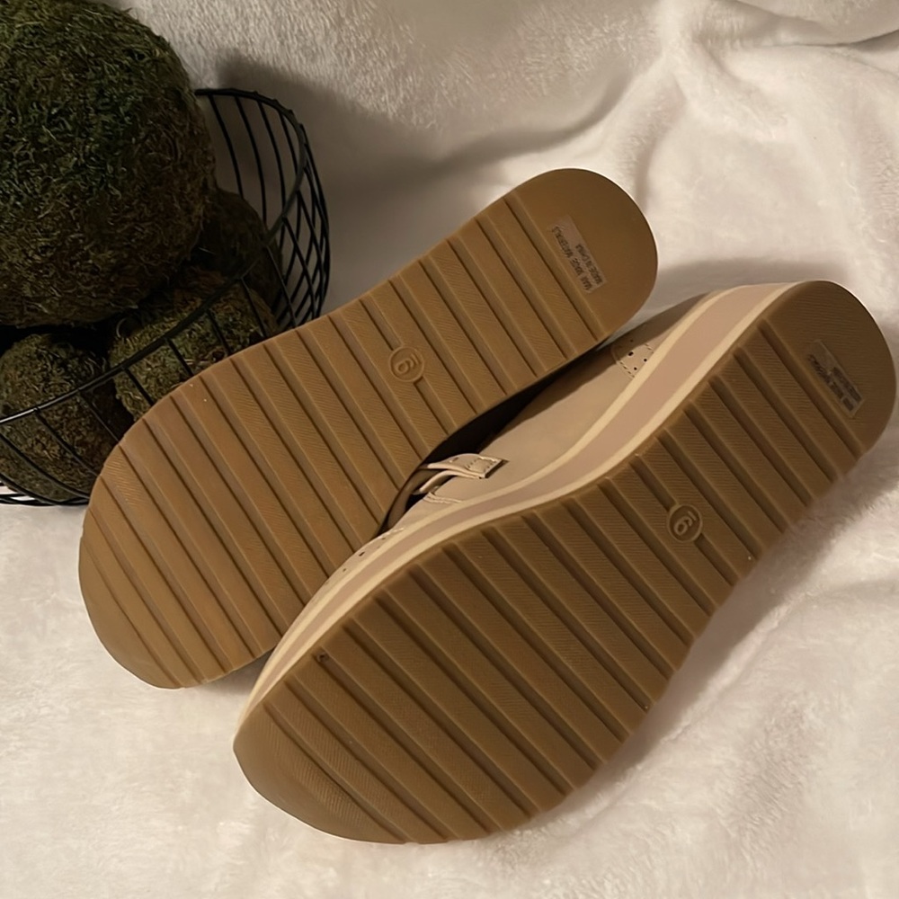Dolce Vita Cream Platform Sneakers - Picture 4 of 5